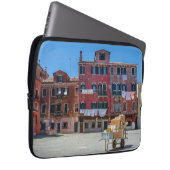 ヴェネツィアの箱を持つカート ラップトップスリーブ (正面右)