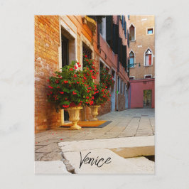 ヴェネツィアの美しい赤い花の運河イタリア ポストカード