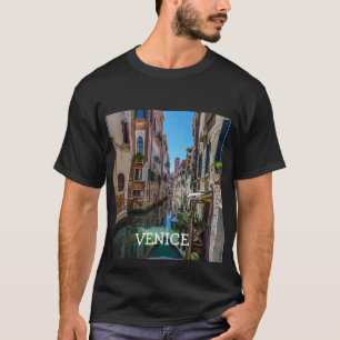 ヴェネツィアの運河と狭い通り Tシャツ