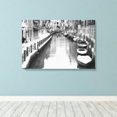 ヴェネツィアの都市の運河イタリアンに沿ったボート キャンバスプリント (インサイチュ (ウッドフロア))