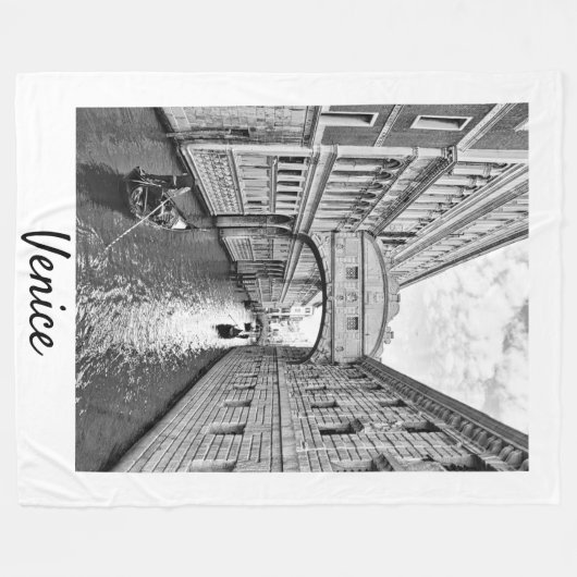 ヴェネツィアブリッジため息の白黒とゴンドラ フリースブランケット (正面(横))