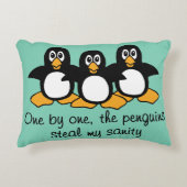 一つずつペンギンのおもしろいなことわざのデザイン アクセントクッション (正面)