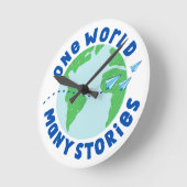 一つの世界の多くの物語 ラウンド壁時計 (傾斜)