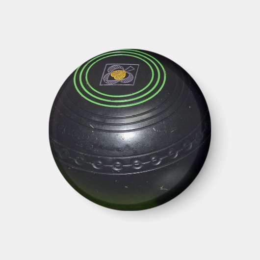 一つの黒いヴィンテージの芝生のボール マグネット (正面)