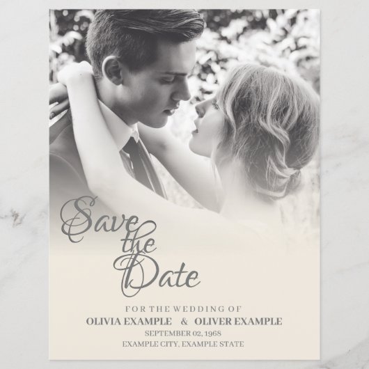 一キスをする結婚色の夫婦 (正面)