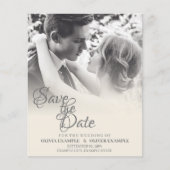 一キスをする結婚色の夫婦 (正面)