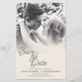 一キスをする結婚色の夫婦 (正面)