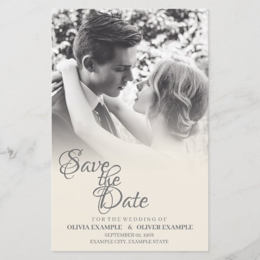 一キスをする結婚色の夫婦 (正面)