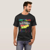 一ヶ月の歴史を持つアフリカの黒人は彼の Tシャツ (正面フル)