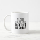 一人で一緒に速く行く私たちは遠くへ行く コーヒーマグカップ (左)