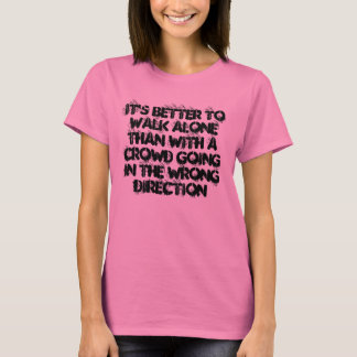 一人で歩いた方が良い Tシャツ