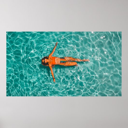 一人で水の体で泳ぐ女性 ポスター (正面)