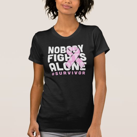 一人で生き残ったシャツの乳がんと闘う人はいない Tシャツ (正面)