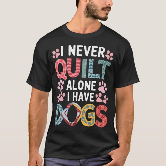 一人で裁縫なんてしない、私には犬がいる Tシャツ (正面)