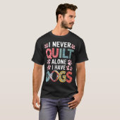 一人で裁縫なんてしない、私には犬がいる Tシャツ (正面フル)