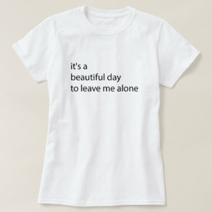 一人で過ごす離れの美しい日だおもしろい Tシャツ
