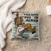 一人の兵士を肩運に乗せながら歩く船員 クッション (ブランケット)