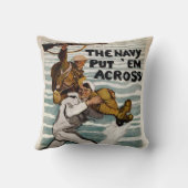 一人の兵士を肩運に乗せながら歩く船員 クッション (裏面)