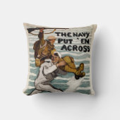 一人の兵士を肩運に乗せながら歩く船員 クッション (正面)