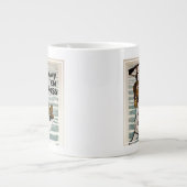 一人の兵士を肩運に乗せながら歩く船員 ジャンボコーヒーマグカップ (正面)