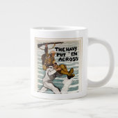 一人の兵士を肩運に乗せながら歩く船員 ジャンボコーヒーマグカップ (右)