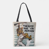 一人の兵士を肩運に乗せながら歩く船員 トートバッグ (裏面)