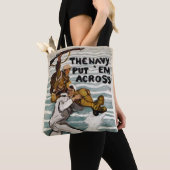 一人の兵士を肩運に乗せながら歩く船員 トートバッグ (クローズアップ)