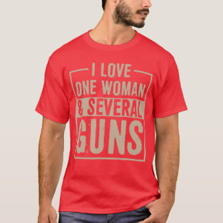 一人の女性と数丁の銃を愛す 面白い 憲法修正第2条 Tシャツ