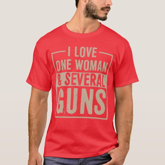一人の女性と数丁の銃を愛す 面白い 憲法修正第2条 Tシャツ (正面)