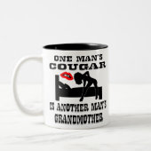 一人の男のクーガーもう一人の男の祖母# ツートーンマグカップ (左)