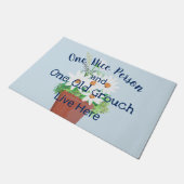 一人の素敵な人と一人の老人がここに住んでいるおもしろい ドアマット (アングル)