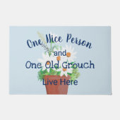 一人の素敵な人と一人の老人がここに住んでいるおもしろい ドアマット (正面)