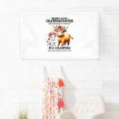 一人一人の孫娘の後ろに 横断幕 (インサイチュ)