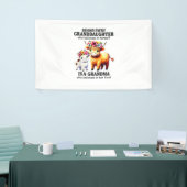 一人一人の孫娘の後ろに 横断幕 (トレードショー)