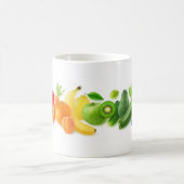 一列数々のに並んだ色の果物 コーヒーマグカップ (中央)