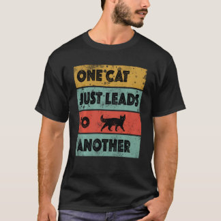 一匹の猫が一匹の猫を連れて行く Tシャツ