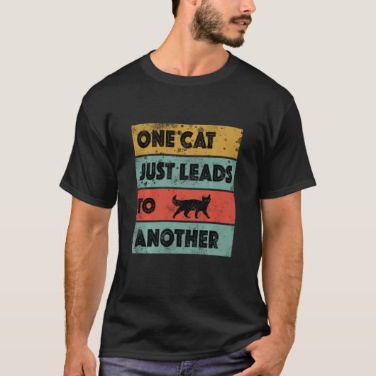 一匹の猫が一匹の猫を連れて行く Tシャツ (正面)