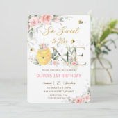 一匹の蜂に甘いピンクのフローラ1歳の誕生日 招待状 (スタンド正面)