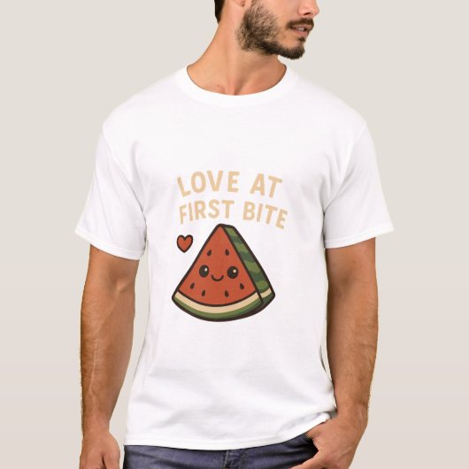一口で恋に落ちる かわいいスイカの面白いTシャツ Tシャツ (正面)