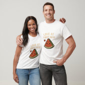 一口で恋に落ちる かわいいスイカの面白いTシャツ Tシャツ (ユニセックス)