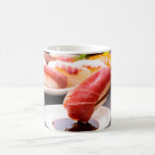 一口の幸せ|とろけるまぐろと醤油の瞬間 コーヒーマグカップ (中央)