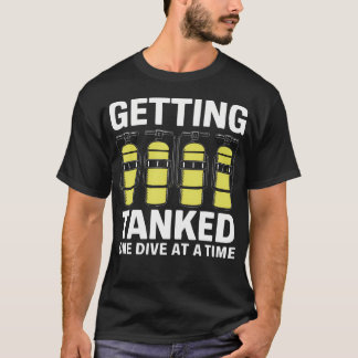 一回一回のダイビングでタンクを満タンに スキューバダイビング愛好家向け Tシャツ