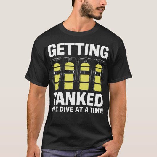 一回一回のダイビングでタンクを満タンに スキューバダイビング愛好家向け Tシャツ (正面)