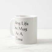 一度に一つのマグカップで人生を過ごす コーヒーマグカップ (正面左)