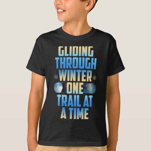 一度に一つの道を冬の間を滑ること Tシャツ (正面)