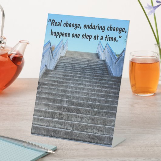 「一度に一歩」のサイン 台座サイン (インサイチュ)