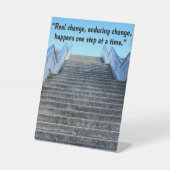 「一度に一歩」のサイン 台座サイン (正面)