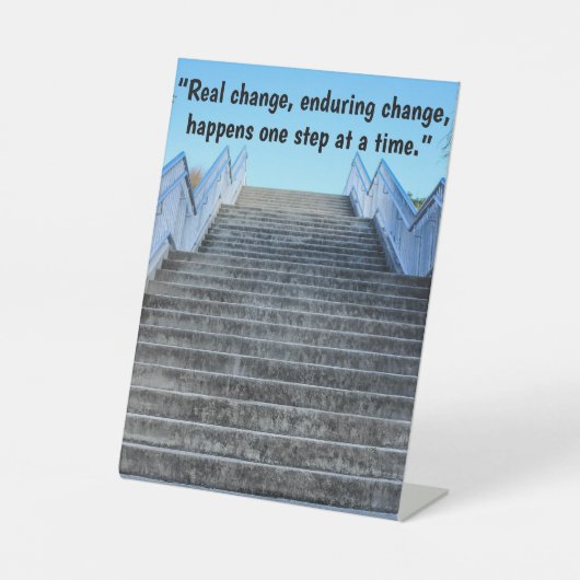 「一度に一歩」のサイン 台座サイン (正面)