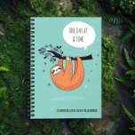 一度に1日 – Sloth おもしろい プランナー手帳<br><div class="desc">One Day at a Time Slothプランナー – スローダウンとバラのにおいを思い出させるプランナー。すべての遅く着実にレースを勝ち取った。しかし、この怠け者のプランナーであなたの重要なアポイントメントファンキーを覚えなさい!また、寒さを維持する方法を知っている人のための本当に素晴らしいギフトオプション。My (in)忘れ SanityによるSlothコレクおもしろいションをすべてチェックしない。</div>