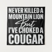 一度もマウンテンライオンを殺したことはないが、コヨーテなら絞め殺したことはある。 タペストリー (正面)